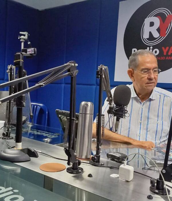 Osvaldo Sampayo dirigiendo una emisión de Noticias YA