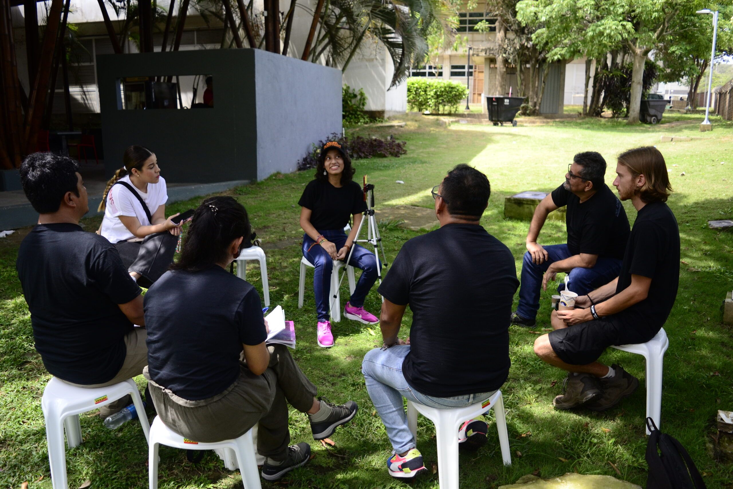 Grupo de estudiantes reunidos en el evento con Cultural Survival