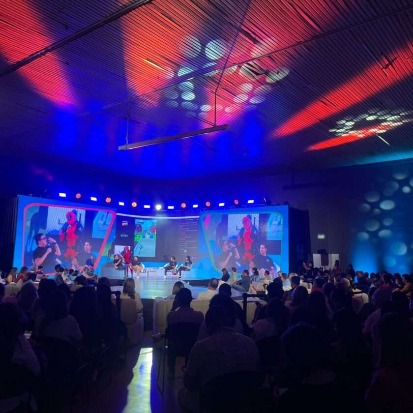 "Actividad cultural durante Perrenque Creativo en la Casa de Cristal"